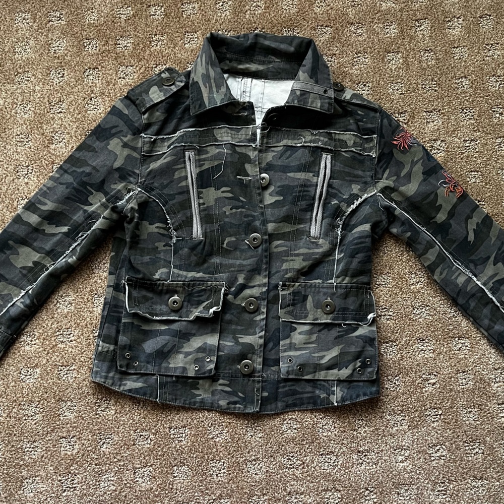 Like new - Aeropostale Embroidered Camo Jacket